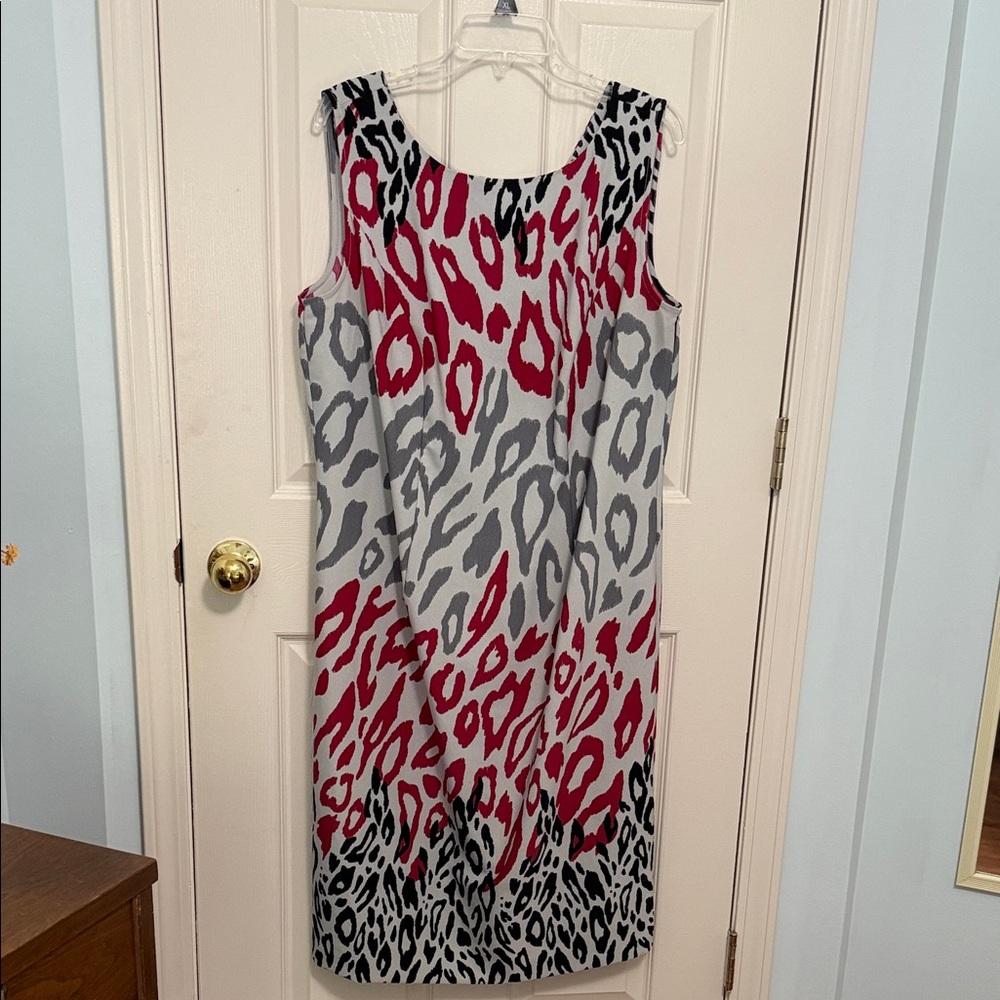 Chic Leopard Print Midi Dress in Red and Gray
